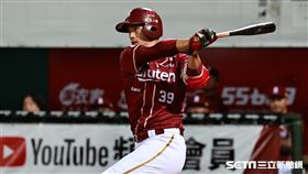 ▲台灣大賽第5戰，樂天桃猿二壘手林立敲安送回陳晨威，樂天6：0領先。（圖／記者劉彥池攝影）