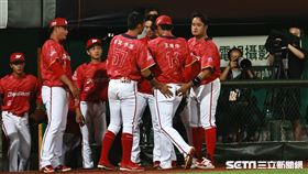▲台灣大賽第5戰，味全龍投手王維中挨朱育賢2分砲後退場。（圖／記者劉彥池攝影）