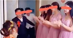 最驚嚇婚禮！新郎迎娶新娘見伴娘團跪下了（圖／翻攝自網易號）