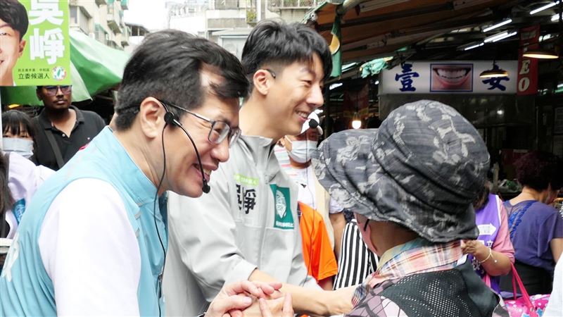 羅致政攜手吳崢傳統市場拜票　力拚雙贏！