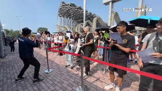 天團酷玩連2天高雄開唱　粉絲一早排搶T恤