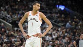 ▲溫班亞馬（Victor Wembanyama）被2位前狀元艾德渥斯（Anthony Edwards）、唐斯（Karl-Anthony Towns）上課。（圖／美聯社／達志影像）