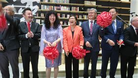 紐約僑教中心重新開幕  徐佳青參與剪綵紐約華僑文教服務中心整修9個月，10日重新開幕，僑委會委員長徐佳青（中）參與剪綵。中央社記者尹俊傑紐約攝  112年11月11日
