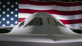 ▲在未對外公開下，美國空軍新型匿蹤轟炸機B-21「突襲者」進行首次飛行。（圖／美聯社／達志影像）

