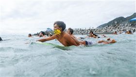 印尼衝浪好手車禍亡  逾百選手海上紀念（1）印尼籍衝浪好手安西雅（Febri Ansyah）來台參與2023台灣國際衝浪公開賽，10日騎機車時自撞傷重、送醫不治。逾百人11日咬著鮮花游向大海舉行Paddle Out儀式，紀念這名逝世選手。（台東縣政府提供）中央社記者盧太城台東傳真  112年11月11日