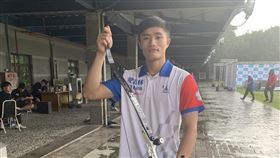 因好奇投入射箭運動　林子翔想射進奧運射箭運動在台灣參與人口不多，因為好奇，目前就讀國立體育運動大學陸上運動技術學系的林子翔選擇了這條與眾不同的路，靠著自律與苦練，他不但在世界中學生運動會拿下個人銀牌、團體金牌，如今也是企業射箭聯賽新竹愛山林的成員，更盼能代表台灣出征奧運。中央社記者龍柏安攝  109年5月16日