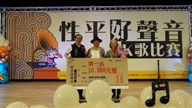 最高齡88歲的參賽長輩曾文煌演唱經典歌曲《南都夜曲》榮獲第一名