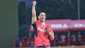 ▲蔣萬安站在投手丘上開球，直接投進捕手手套。（圖／味全龍球團提供）