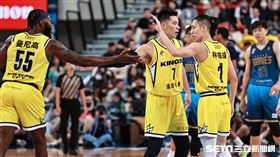 ▲PLG2023-24年球季開幕戰，新北國王洋將曼尼高（Kenny Manigault）和後衛林書豪、林書緯擊掌。（圖／記者劉彥池攝影）