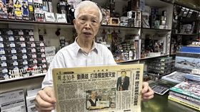 老老闆細數成長過程與開業60年的點滴，更拿出珍藏的報紙專刊報導，神情滿是驕傲。（圖／記者簡浩正攝影）