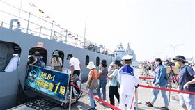 海軍高雄新濱營區開放  民眾排隊登艇參觀海軍高雄新濱營區11日對外開放參觀，吸引大批民眾把握機會前往共襄盛舉，並登上國造快速布雷艇等艦艇參觀。（海軍提供）中央社記者蔡孟妤傳真 112年11月11日