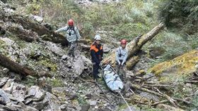 76歲老先生和20多名山友，在入山處2.6公里，疑似在拍團體照時，不小心跌落百米山的山谷。（圖／神鷹山區搜救隊提供）