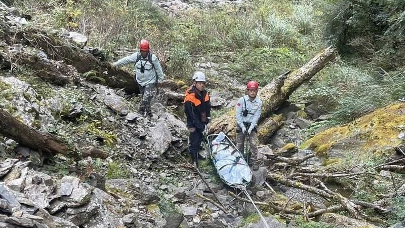 男步道拍照　山友下秒驚睹他墜百尺山谷亡