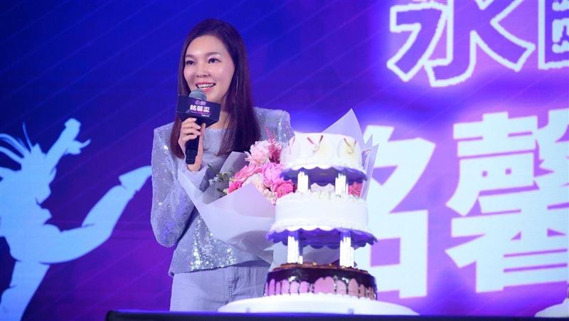 郭台銘現身了！幫老婆慶生接吻閃瞎眾人