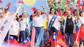 高人氣！婆婆媽媽熱烈歡迎
侯友宜：當選總統攜手立委　力拚高雄、屏東大發展（圖／侯辦提供）