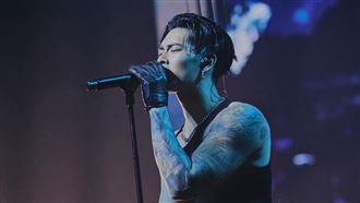 高爾宣被扒光　衣衫不整衝上台全場看傻了