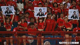 獨／回嗆殺龍PASS　小龍女秀「斬猿」標語