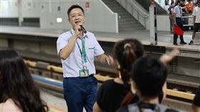 ▲高雄捷運世運站長林忠明都會在月台演唱歌曲。（圖／翻攝自陳其邁臉書）