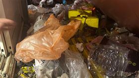 玉管處防疫期間派員進行山屋大掃除先前國內疫情嚴峻時期，玉山國家公園管理處把握時機派員到各山屋大掃除，清出不少被山友「藏起來」幾個月的垃圾，如泡麵塑膠袋、衛生紙、塑膠容器等，甚至有人就把垃圾堆在急救擔架上，玉管處表示，除一直定期派員清垃圾，仍籲請山友勿亂丟垃圾，共同維護環境整潔。（玉管處提供）中央社記者蕭博陽南投縣傳真  110年9月4日