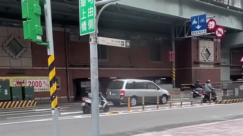 汽車誤闖台北橋機車道　倒車下橋路人傻眼