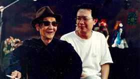 乾隆遊西湖啟動數位修復　保留國寶李天祿身影國家電影及視聽文化中心29日宣布，已故國寶布袋戲大師李天祿（左）傳授掌中戲的紀錄片「乾隆遊西湖（把傳統留下來）」將啟動數位修復計畫。右為導演劉議鴻。（劉議鴻提供）中央社記者葉冠吟傳真　110年3月29日