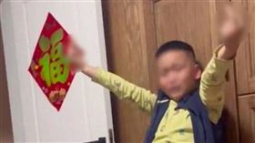 10歲男童亂比中指遭罰「高舉1小時」。 （圖／翻攝自微博）