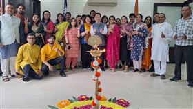 駐印度代表處慶祝排燈節駐印度代表處10日提前慶祝排燈節，由駐印度代表葛葆萱（中）主持，館處特別用花瓣繪製「藍果麗」（Rangoli，前方），印度味十足。（駐印度代表處提供）中央社記者林行健新德里傳真  112年11月12日