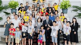 海基會大陸台商子女夏令營訪總統府  合影蔡總統海峽交流基金會（海基會）9日帶領大陸台商子女夏令營第一梯次學員和其家屬參訪總統府。學員透過導覽了解總統府背景、歷任總統歷史，以及台灣民主發展過程、原住民與南島語族等內容。總統蔡英文親自接待這群訪客，合影留念。（海基會提供）中央社記者李雅雯台北傳真  112年8月9日