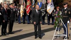 拜登失神迷路。