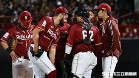 ▲台灣大賽第7戰，樂天桃猿先發投手道博格1局下滿壘危機，投手教練川岸強喊暫停。（圖／記者劉彥池攝影）