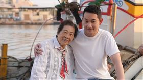 勛哥（右）拍攝短視頻記錄85歲黃鶯阿嬤生命故事。（圖／紅心字會提供）