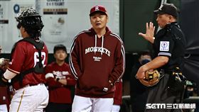 ▲台灣大賽第7戰，樂天桃猿總教練曾豪駒上場詢問好球帶被主審制止。（圖／記者劉彥池攝影）