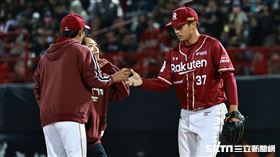 ▲台灣大賽第7戰，樂天桃猿先發投手道柏格0.2局退場，換上曾仁和接替。（圖／記者劉彥池攝影）