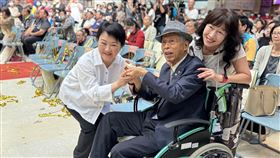 盧秀燕市長出席大墩文化中心40周年館慶典禮並感謝資深員工(圖右為服務40年員工徐娟娟)（照片來源：臺中市政府文化局）