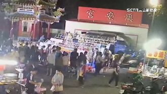 夫妻套圈圈中獎！老闆竟喊「不可能套進」