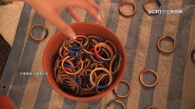 有網友分享，夜市裡「最暴利攤位」是套圈圈。（示意圖／資料照）