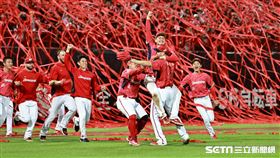 ▲台灣大賽第7戰，味全龍奪下中華職棒34年總冠軍。（圖／記者劉彥池攝影）