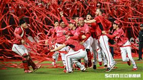 ▲台灣大賽第7戰，味全龍奪下中華職棒34年總冠軍。（圖／記者劉彥池攝影）