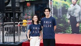 林依晨（左）和周渝民現身《車頂上的玄天上帝》南投首映會。（圖／甲上娛樂提供）