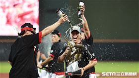 ▲味全龍拿下中華職棒34年總冠軍，葉君璋總教練被球員噴香檳。（圖／記者劉彥池攝影）