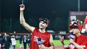 ▲味全龍拿下中華職棒34年總冠軍，洋投布里悍受訪。（圖／記者劉彥池攝影）