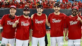 ▲味全龍拿下中華職棒34年總冠軍，教練賈西和伍鐸、布里悍、鋼龍、錡龍合影。（圖／記者劉彥池攝影）