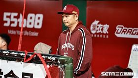 ▲味全龍拿下中華職棒34年總冠軍，樂天桃猿總教練曾豪駒在場邊看著龍隊慶祝。（圖／記者劉彥池攝影）