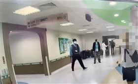 高雄吳姓男子在小港醫院住院治療後，院方不需住院，但吳不滿被請出醫院，昨深夜持菜刀返回護理站欲攻擊醫護人員遭警方制伏。（圖／翻攝畫面）