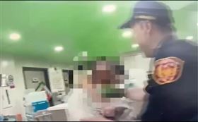 高雄吳姓男子在小港醫院住院治療後，院方不需住院，但吳不滿被請出醫院，昨深夜持菜刀返回護理站欲攻擊醫護人員遭警方制伏。（圖／翻攝畫面）