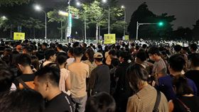 Coldplay演唱會散場加派接駁車英國搖滾樂團Coldplay酷玩樂團12日在高雄舉辦第2場演唱會，參與人數高達8萬6505人次，散場時加派40輛接駁車，大眾運輸在88分鐘內完成疏運。中央社記者林巧璉攝  112年11月13日