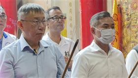 柯文哲赴雲林  與國民黨立委參選人丁學忠同框民眾黨總統參選人柯文哲（前左）11日赴雲林縣虎尾鎮下南震天宮，與國民黨立委參選人、虎尾鎮長丁學忠（前右）一同參香。中央社記者姜宜菁攝  112年11月11日