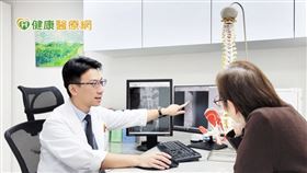 大部份壓迫性骨折可採取保守治療，多休息、止痛藥物或穿著背架保護。但如果疼痛沒有改善，就需考慮手術的介入性治療。