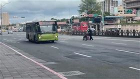 推著輪椅橫跨馬路