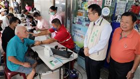 台南市長黃偉哲親自到藥局為老闆打氣，並向熱情排隊捐血的民眾致謝